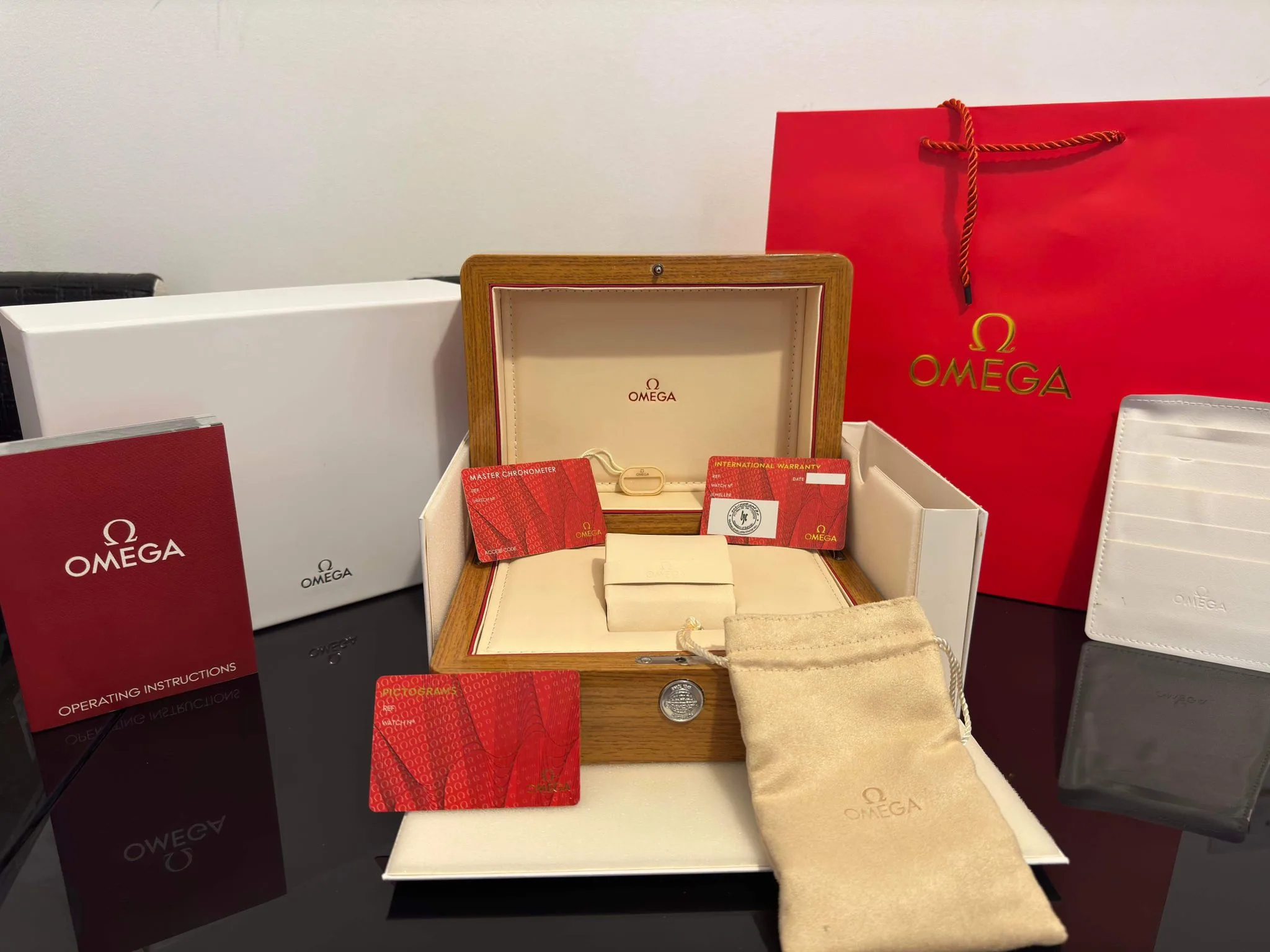 오메가 시계 우드 케이스 및 구성품