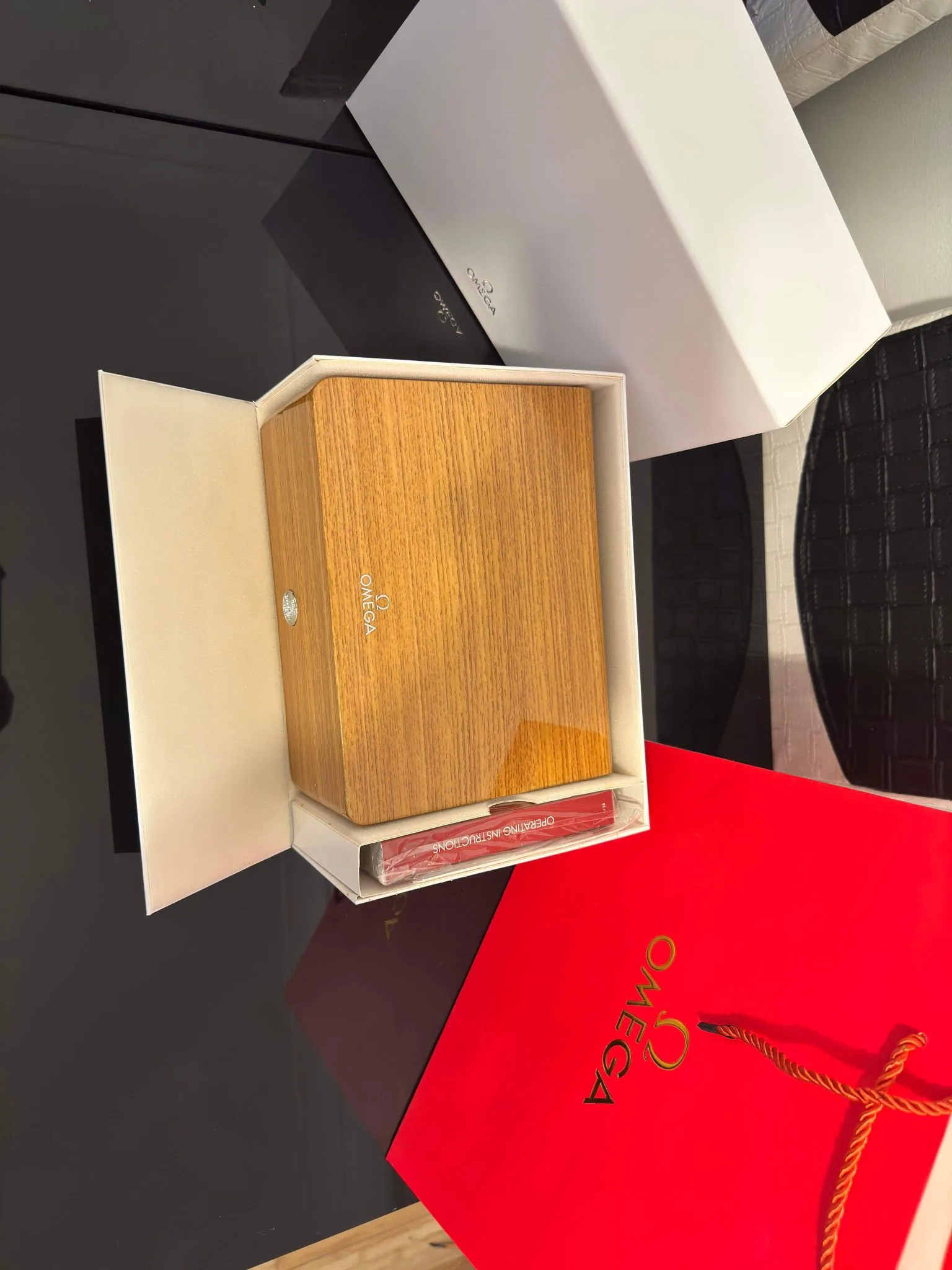 오메가 시계 우드 케이스 및 구성품