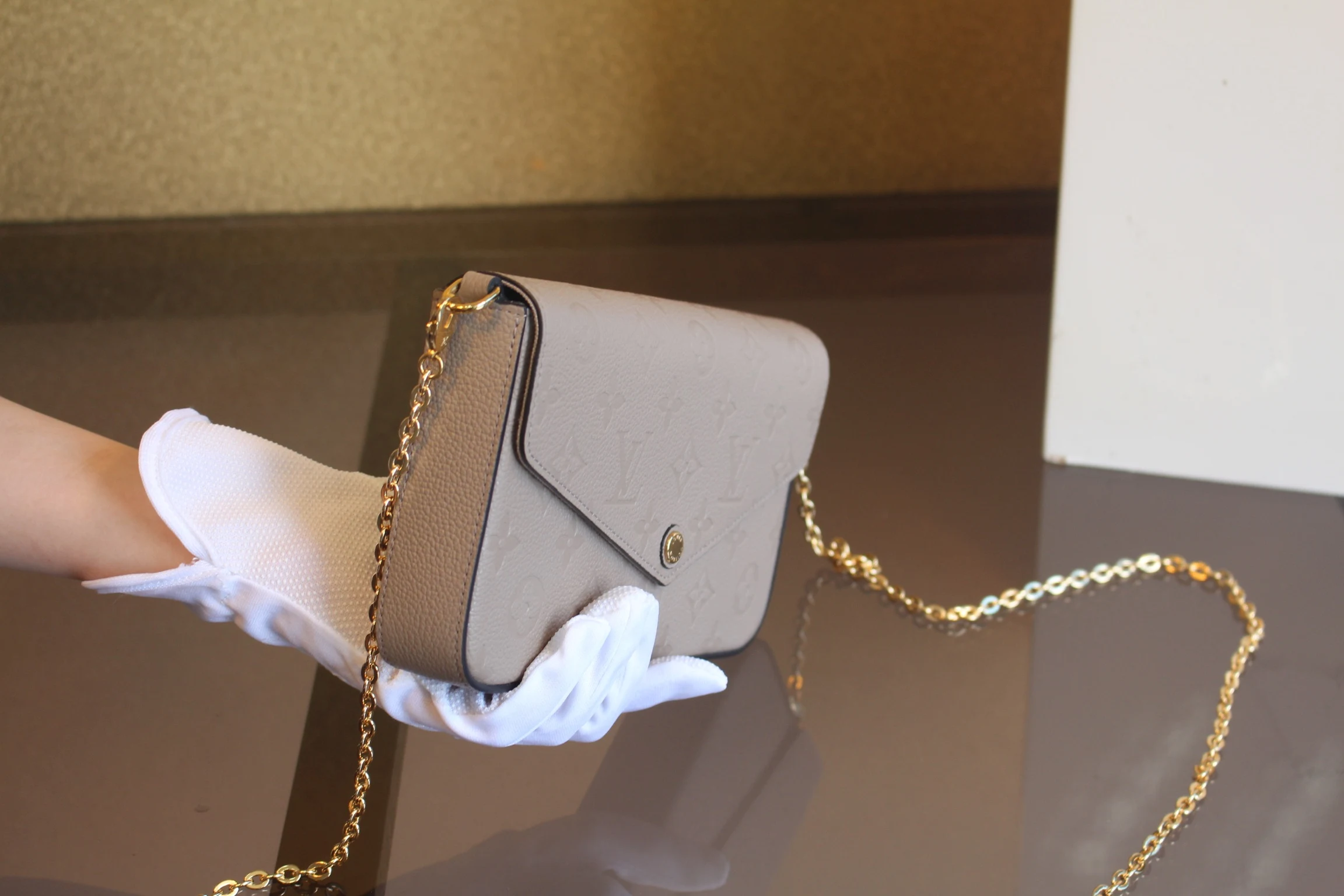 루이비통 펠리시 포셰트 베이지 M68697