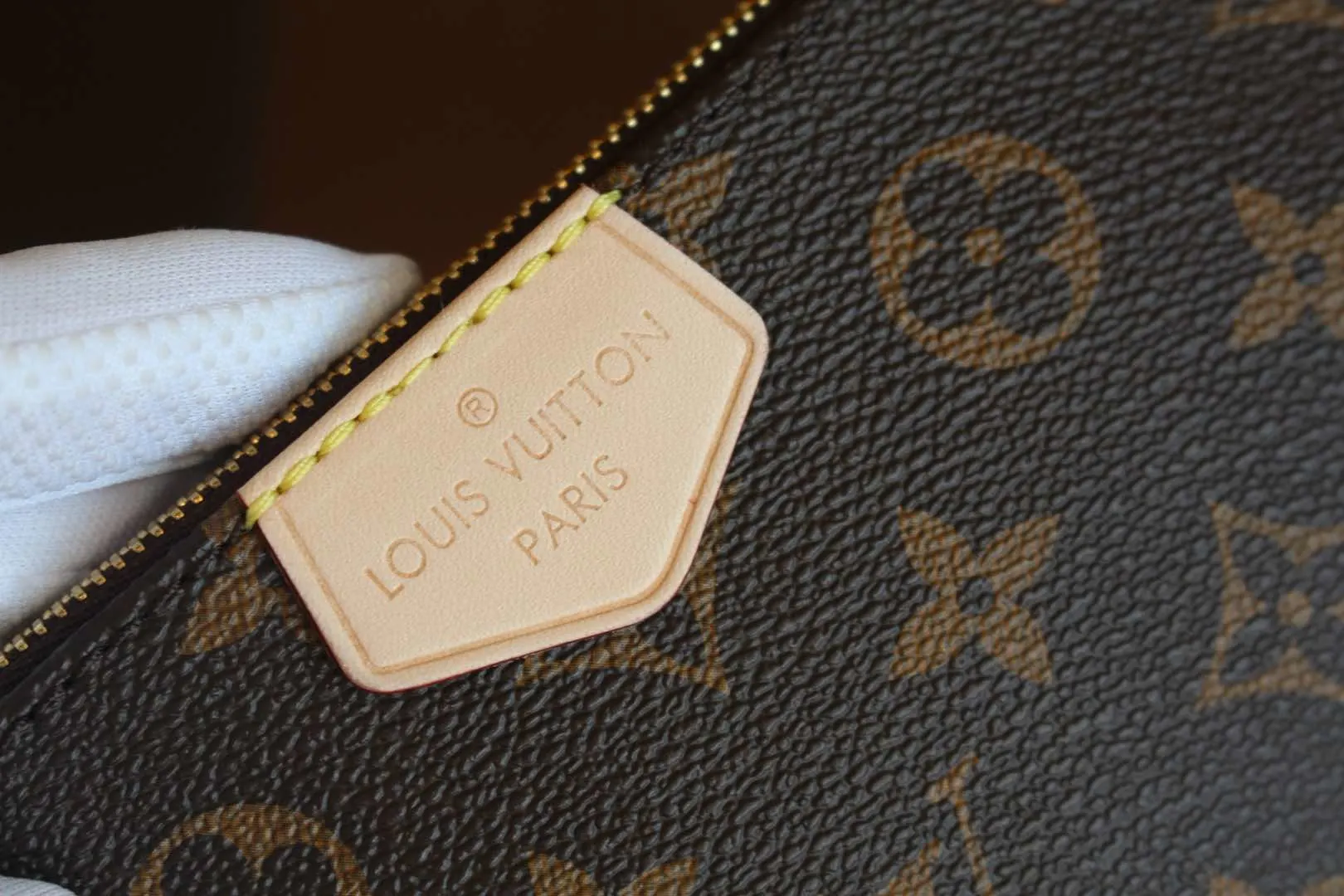 루이비통 멀티 포쉐트 악세수아 모노그램 M44813