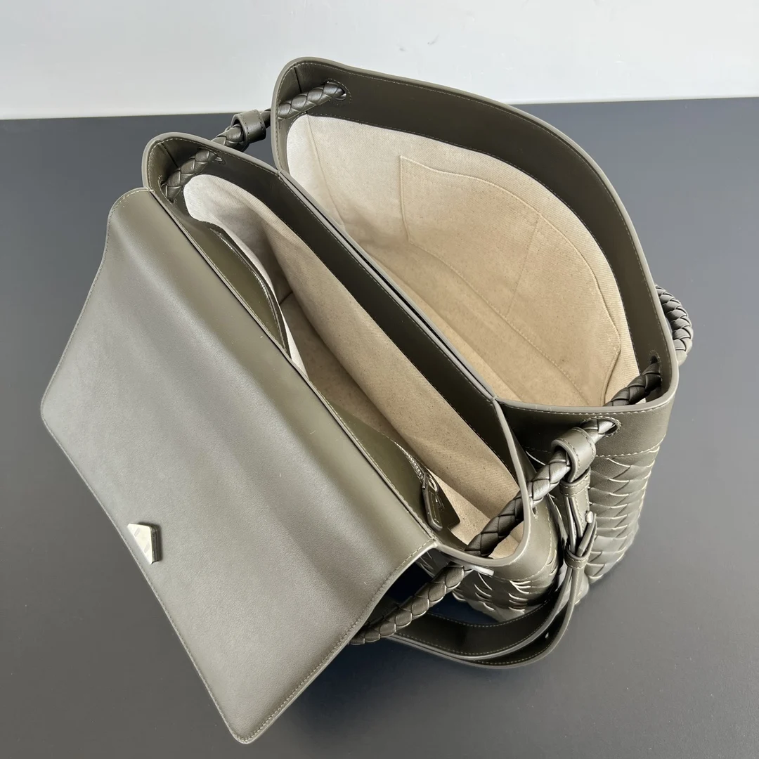 보테가베네타 인트레치아토 레더 토트백 카키 807715