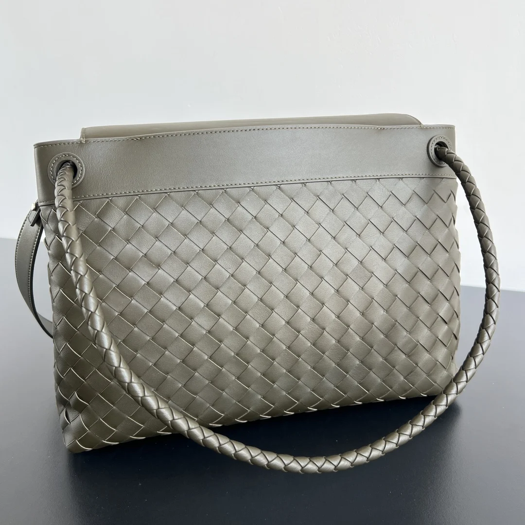 보테가베네타 인트레치아토 레더 토트백 카키 807715