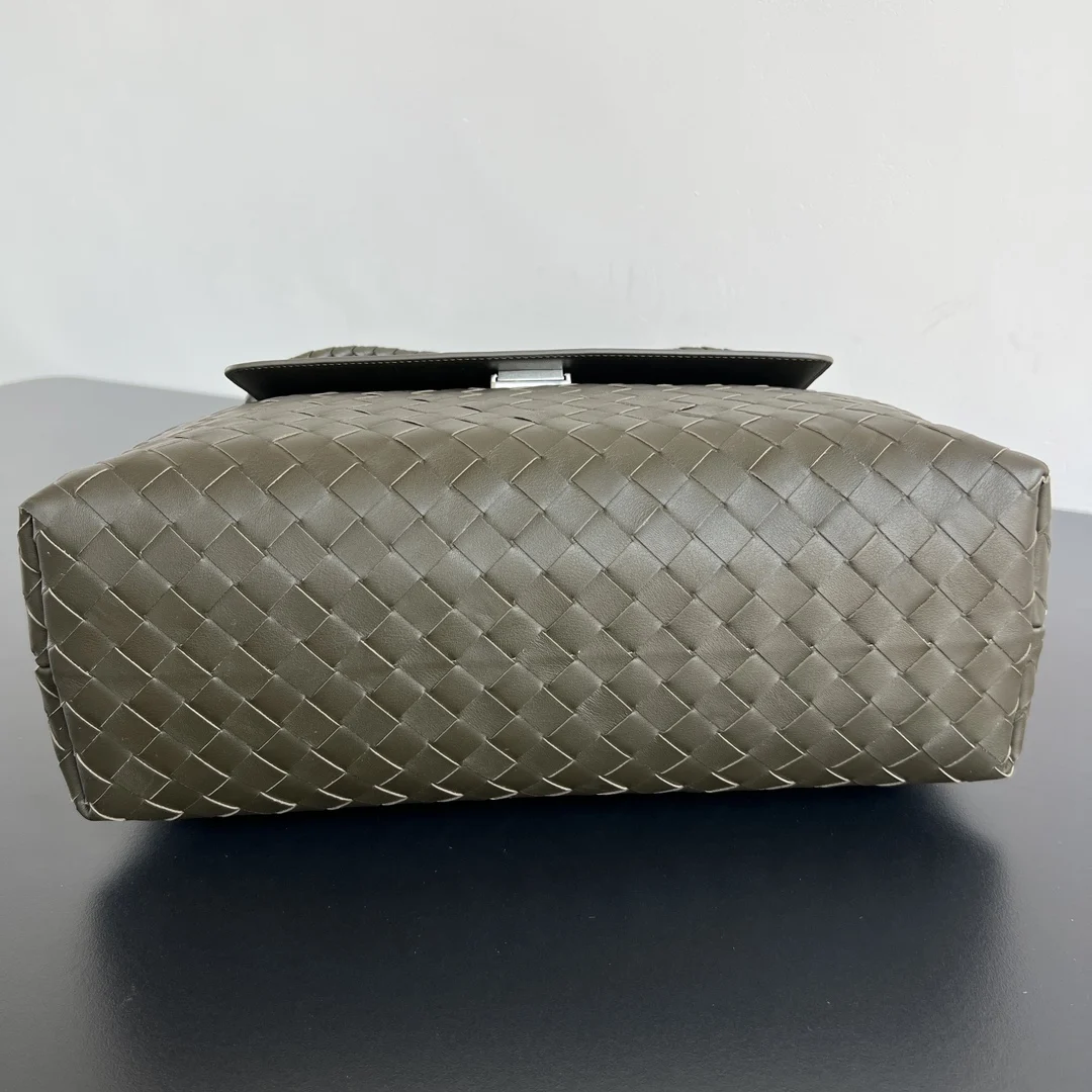 보테가베네타 인트레치아토 레더 토트백 카키 807715