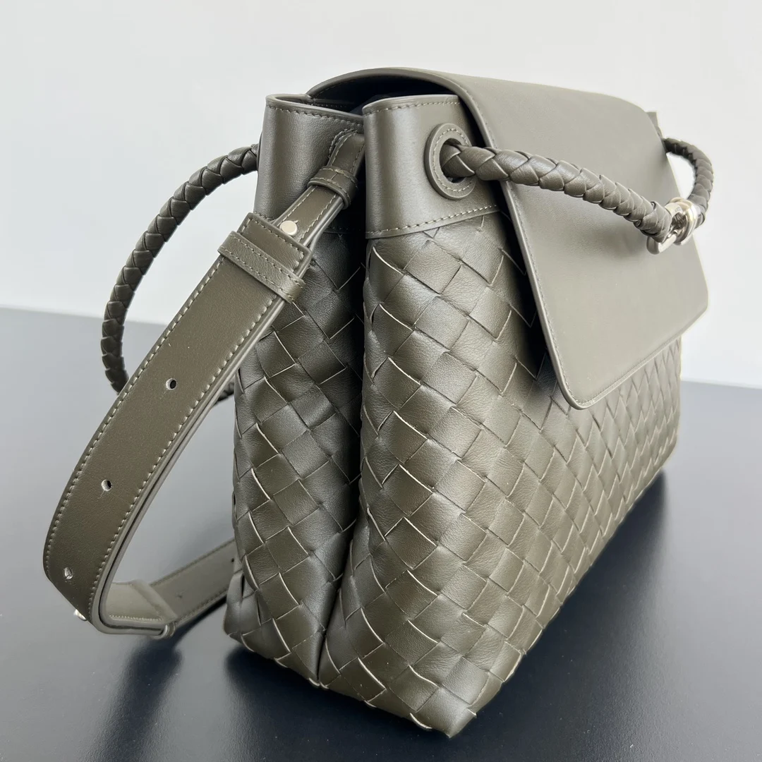 보테가베네타 인트레치아토 레더 토트백 카키 807715