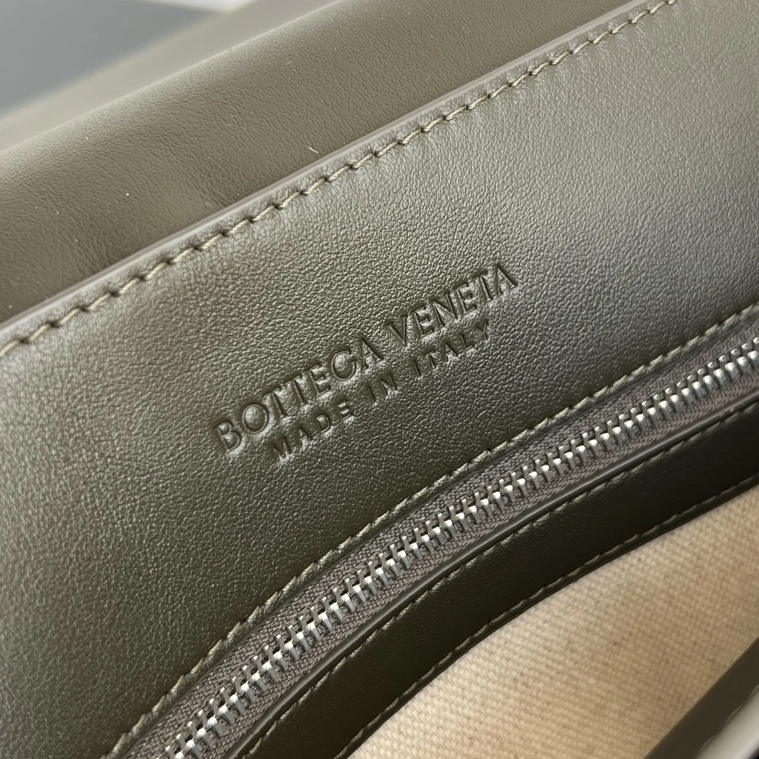 보테가베네타 인트레치아토 레더 토트백 카키 807715