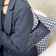 셀린느 스무스 카프스킨 트리옹프 레더 숄더백 블랙 198153