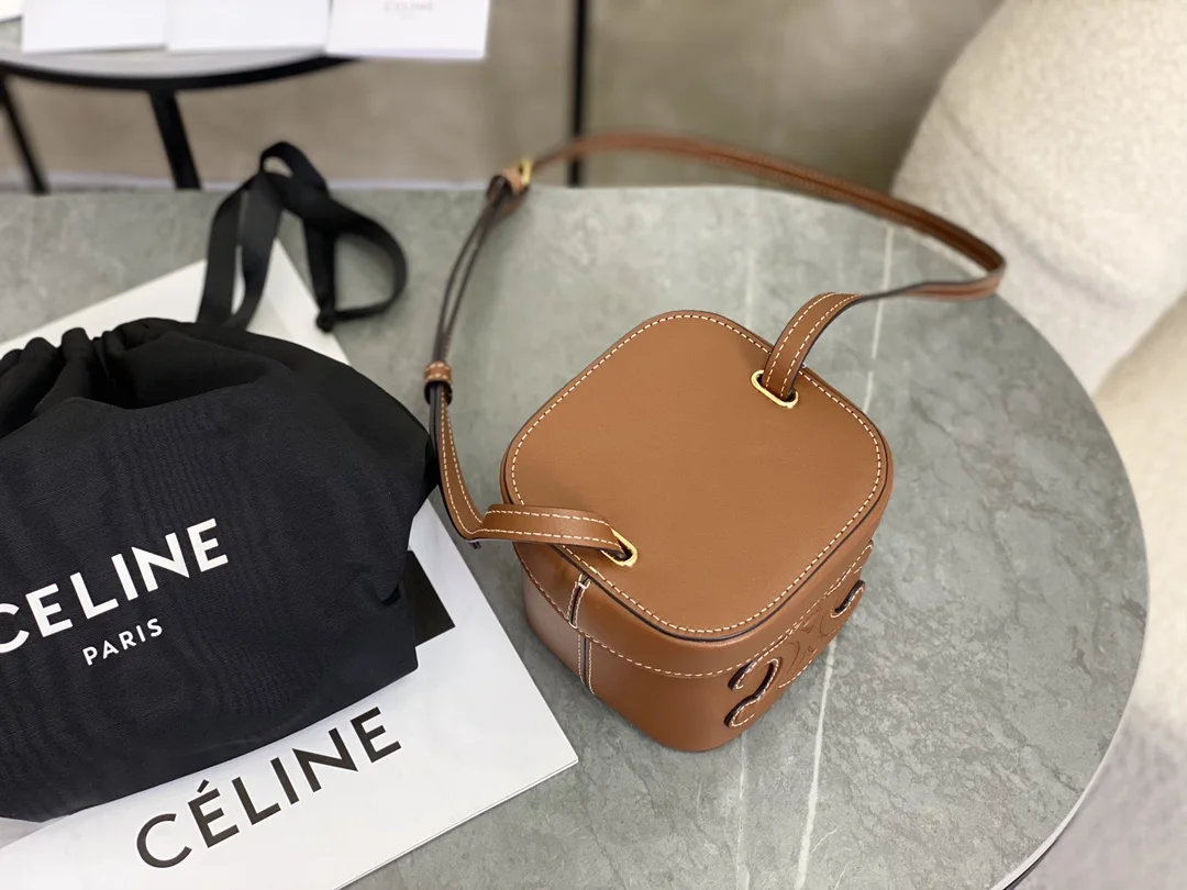 셀린느 트리오페 퀴르 스몰 박스 숄더백 탄 199263