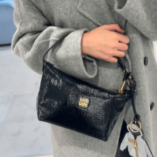 미우미우 양가죽 페이턴트 가죽 파우치 블랙