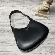 프라다 미디엄 가죽 숄더백 블랙 1BC179