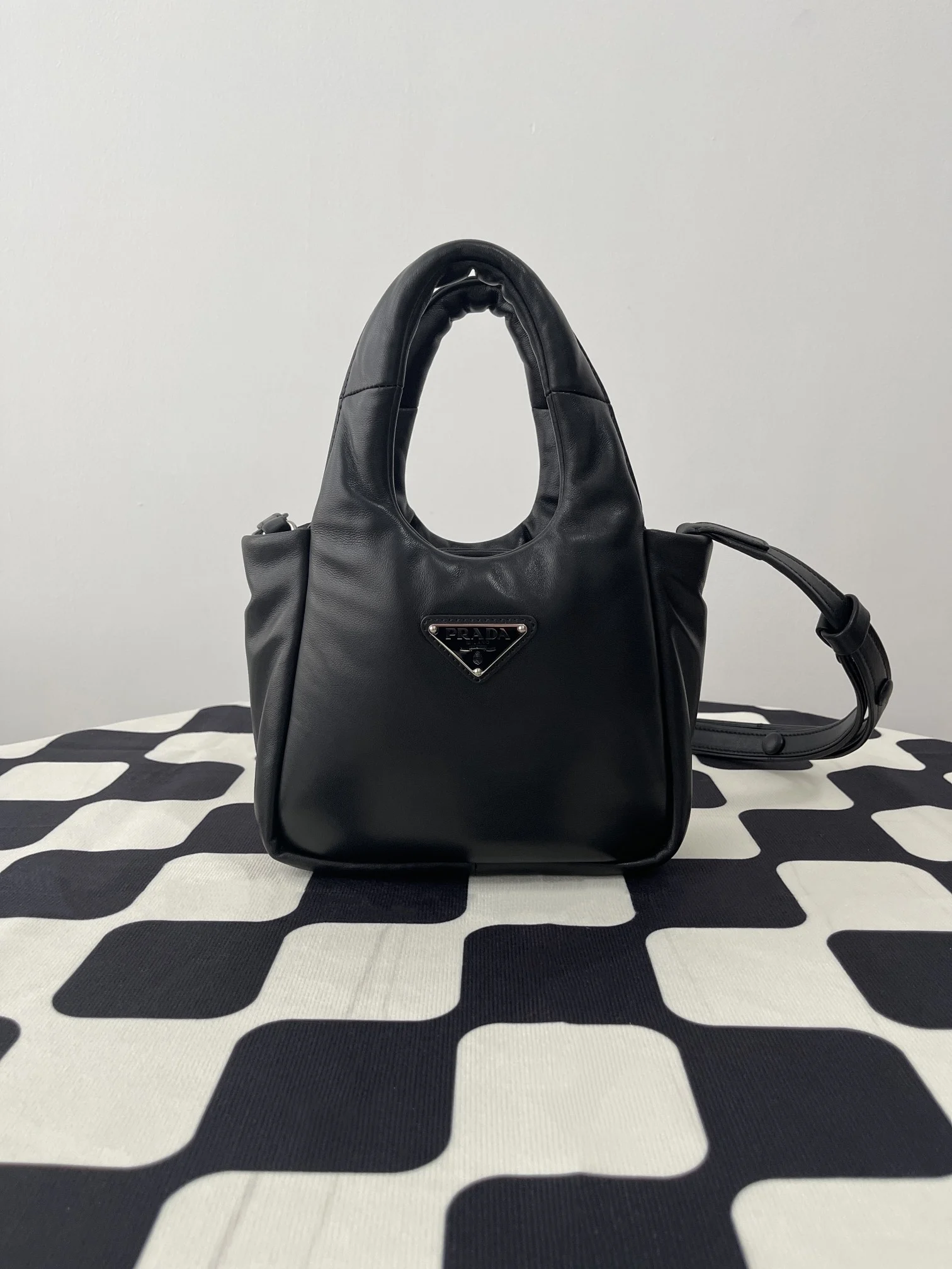 프라다 여성 소프트 스몰 패딩 나파 토트백 1BA359