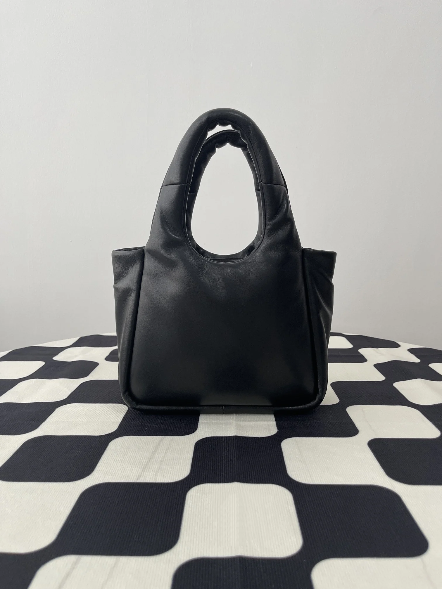 프라다 여성 소프트 스몰 패딩 나파 토트백 1BA359