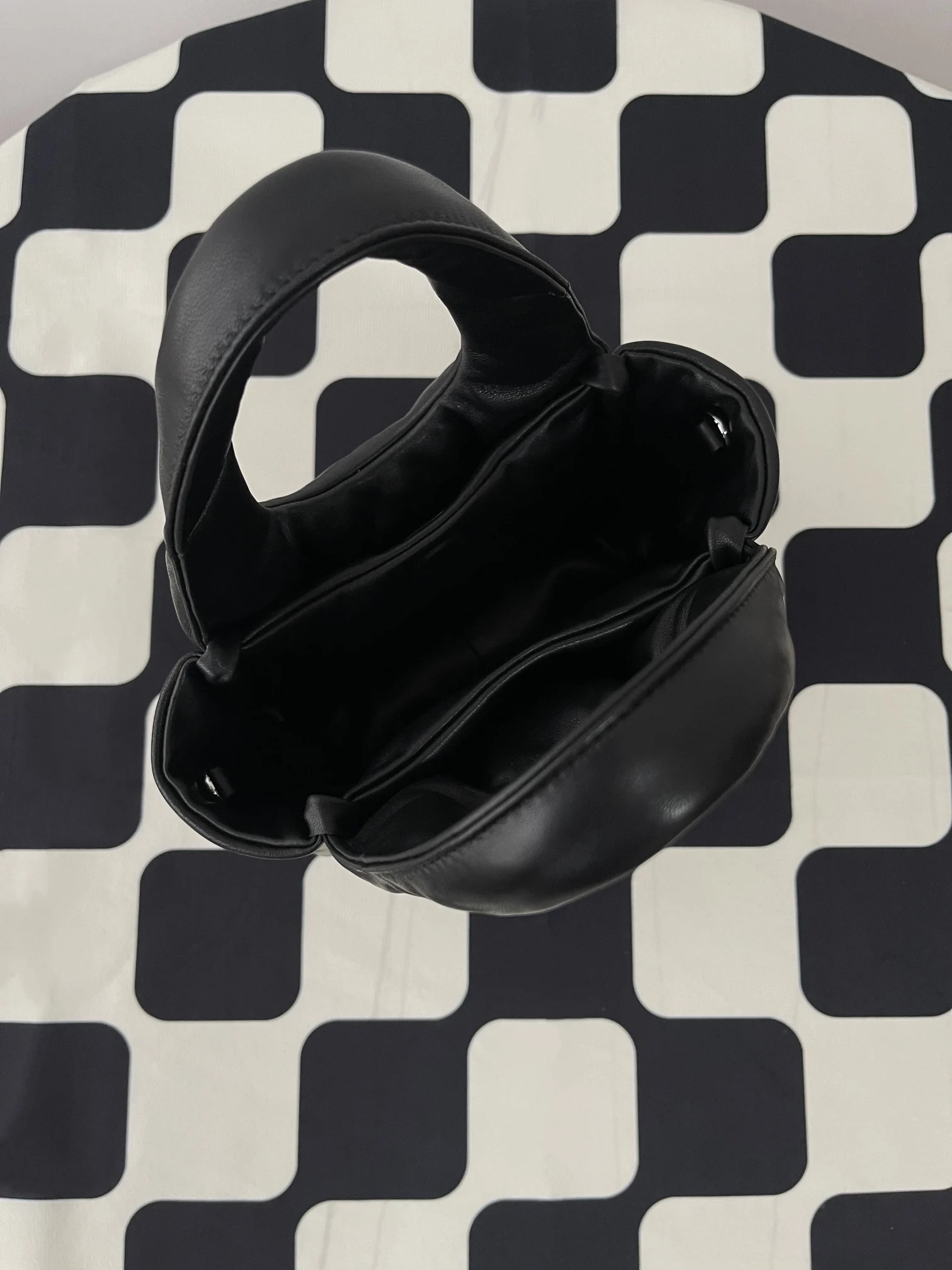 프라다 여성 소프트 스몰 패딩 나파 토트백 1BA359