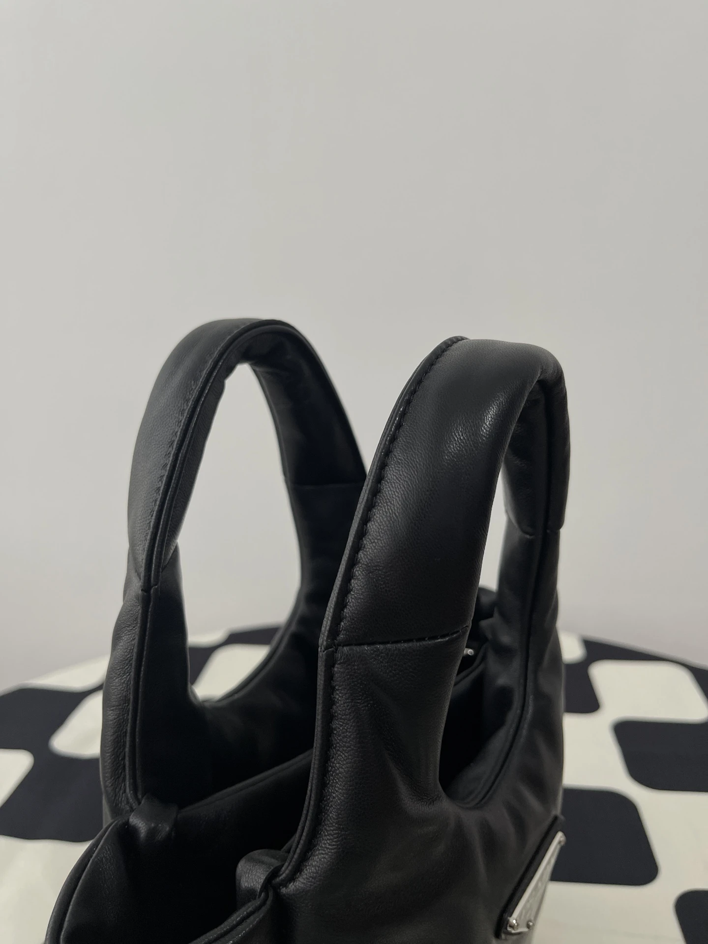 프라다 여성 소프트 스몰 패딩 나파 토트백 1BA359