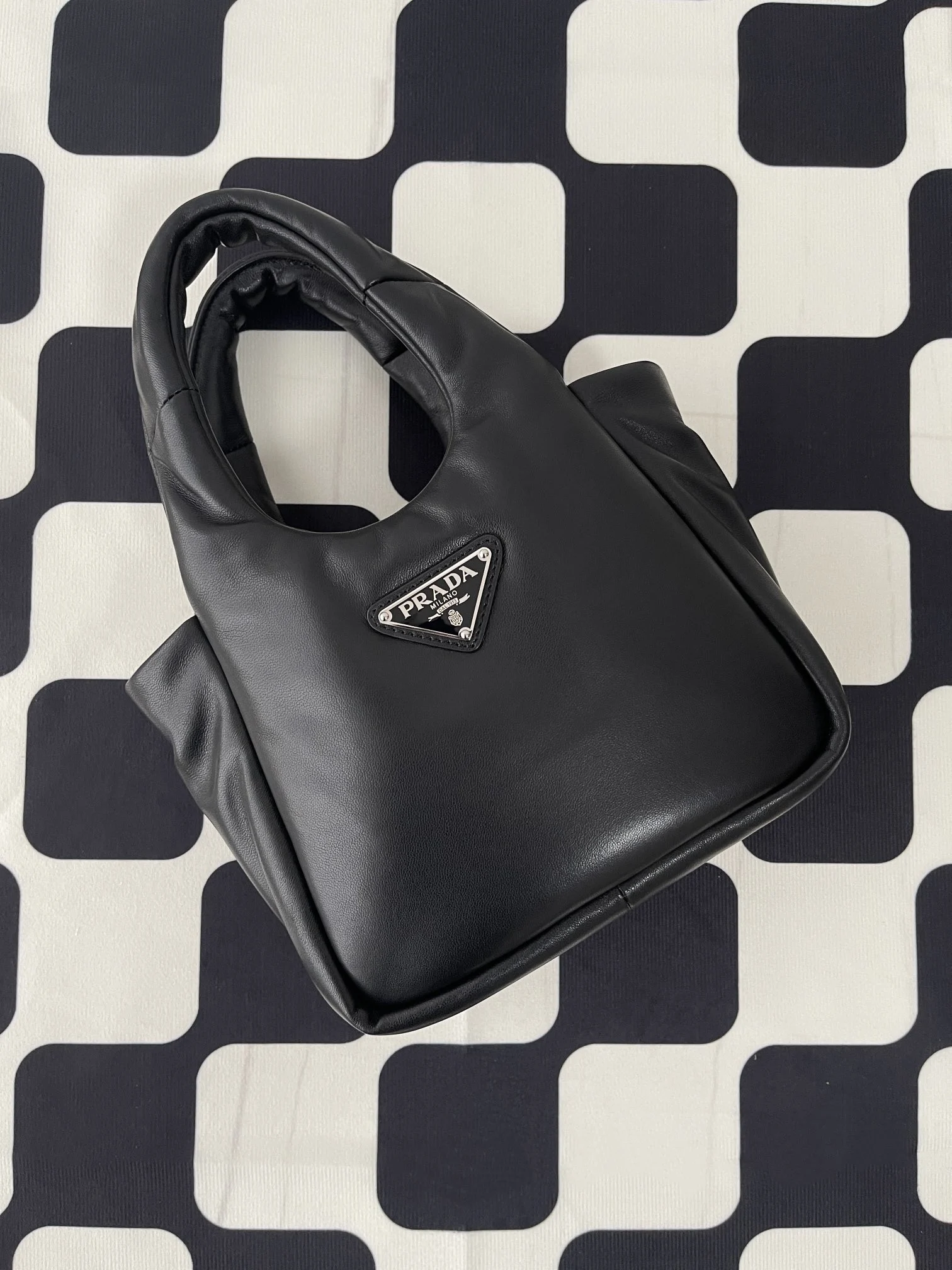 프라다 여성 소프트 스몰 패딩 나파 토트백 1BA359