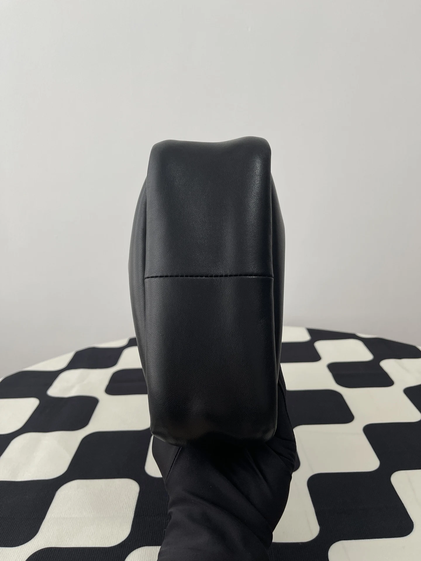 프라다 여성 소프트 스몰 패딩 나파 토트백 1BA359