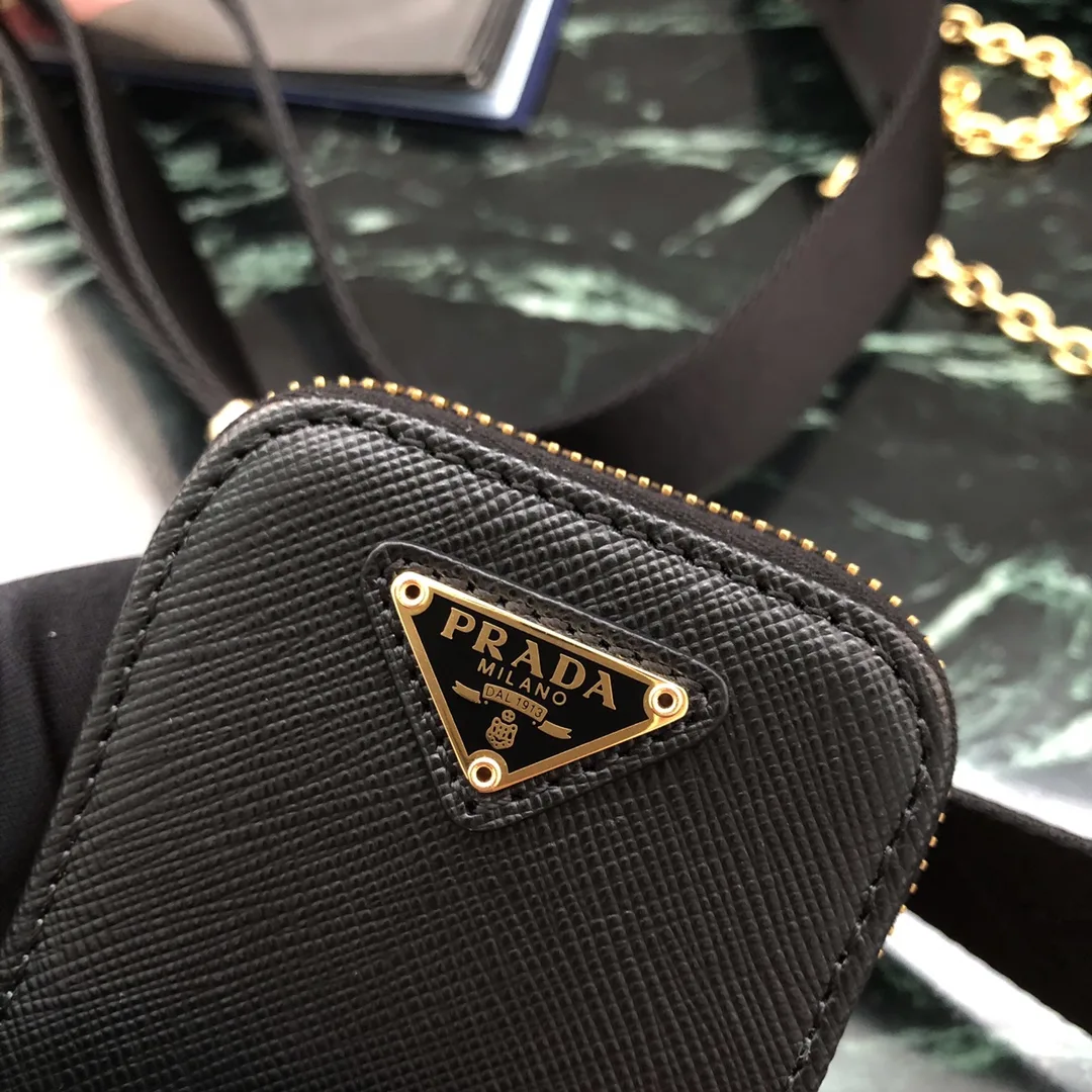 프라다 리에디션 가죽 숄더백 1BH204