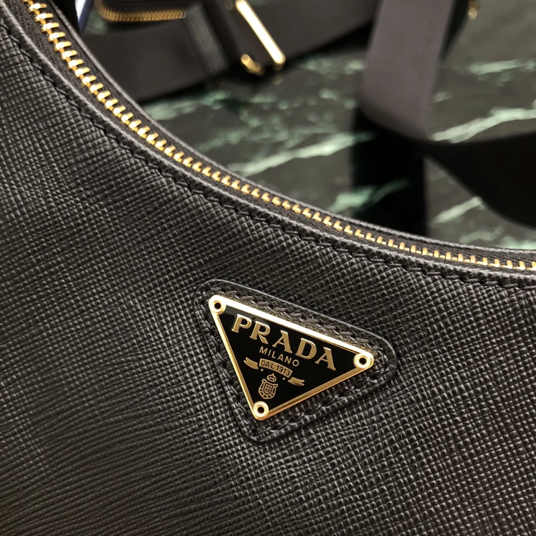 프라다 리에디션 가죽 숄더백 1BH204