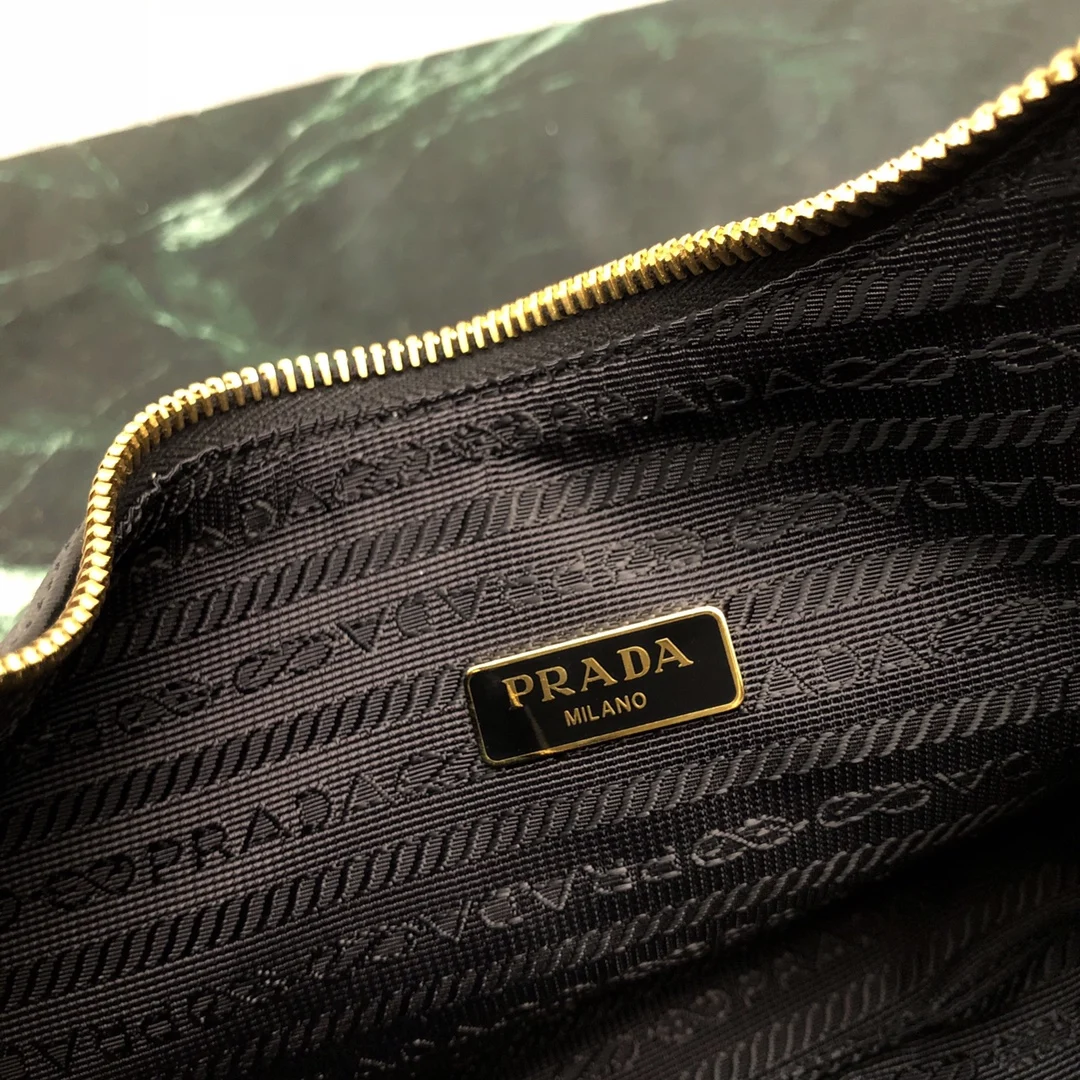 프라다 리에디션 가죽 숄더백 1BH204