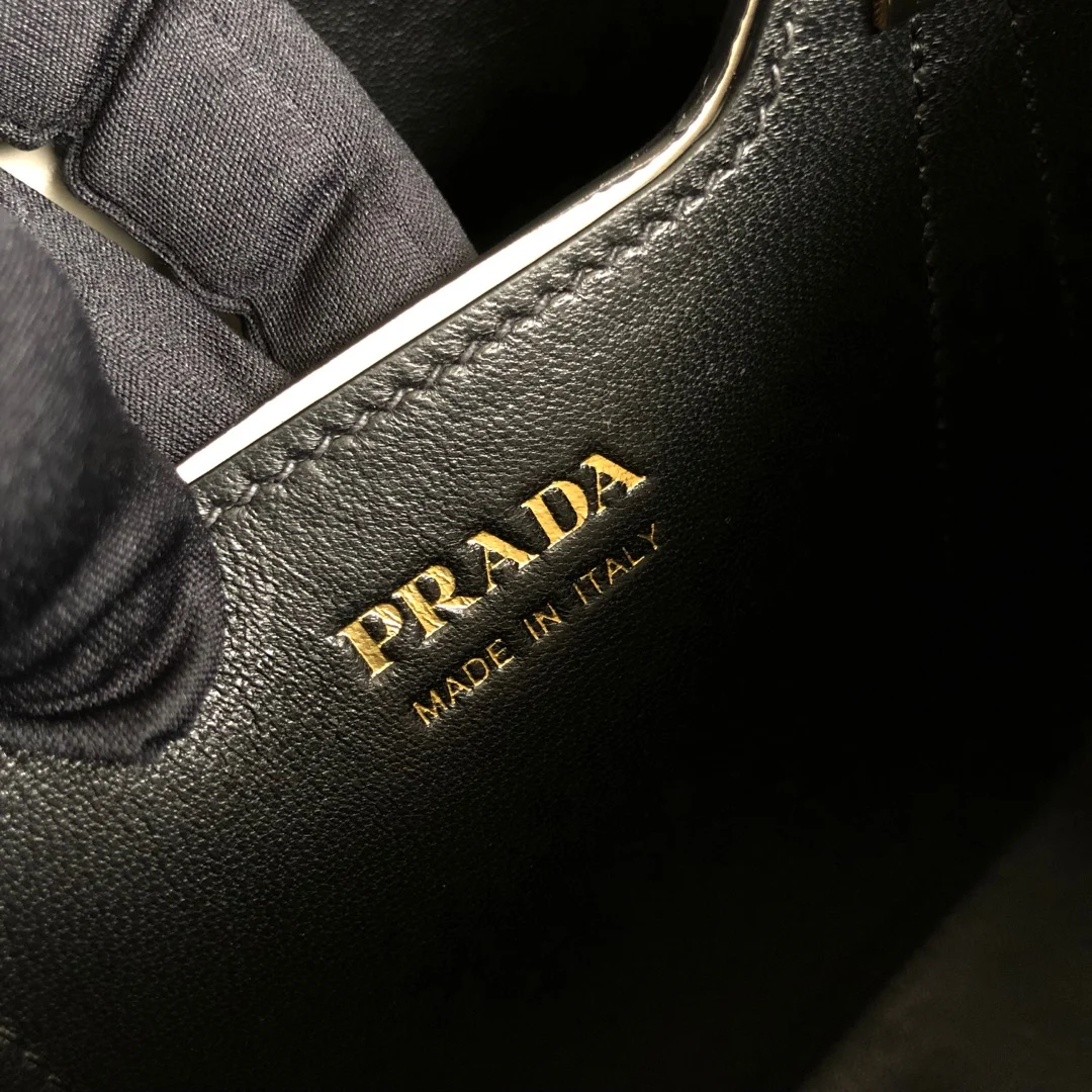 프라다 사피아노 파니에 두블레 스몰 토트 숄더백 화이트 1BA217