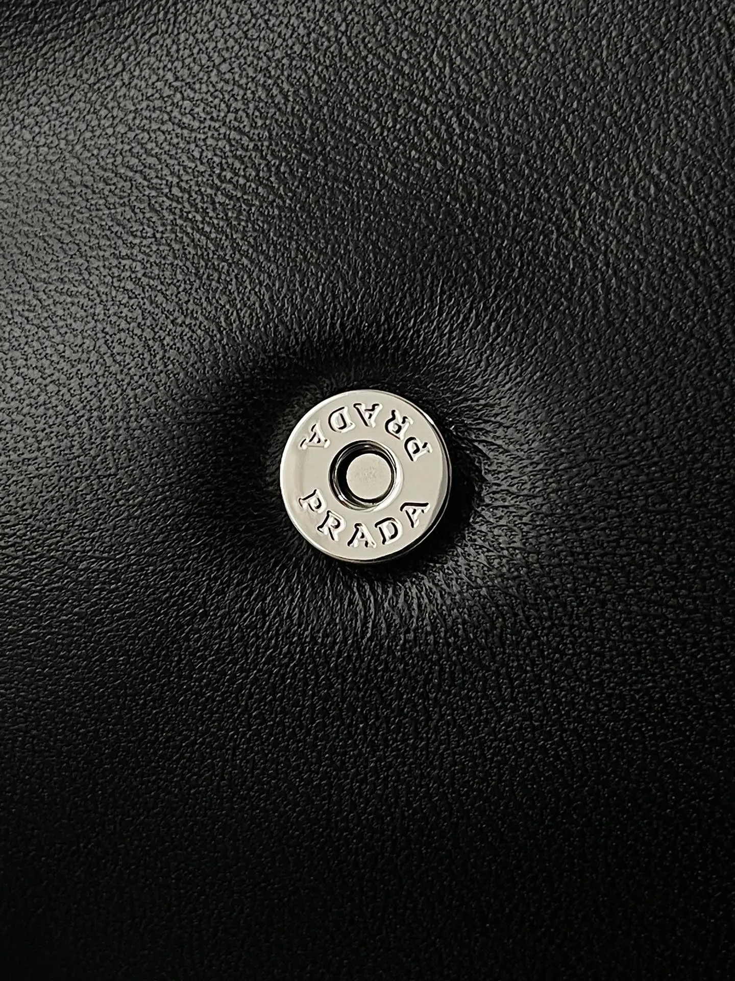 프라다 패딩 문 숄더백 블랙 1BA381