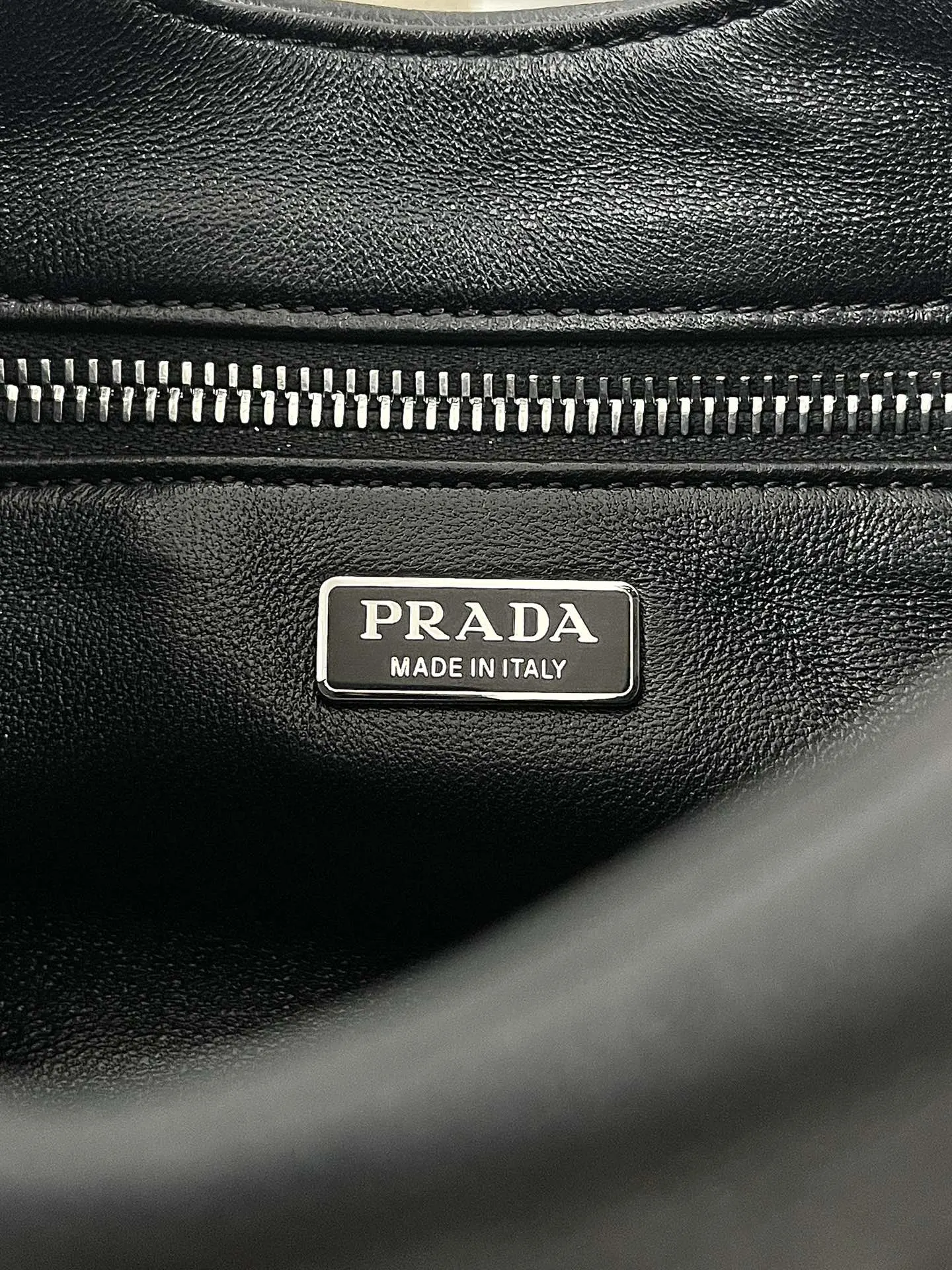 프라다 패딩 문 숄더백 블랙 1BA381