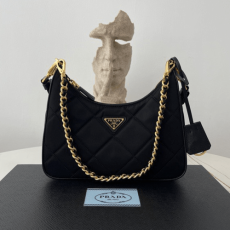 프라다 삼각 로고 리에디션 1995 체인 리나일론 미니백 블랙 1BC204