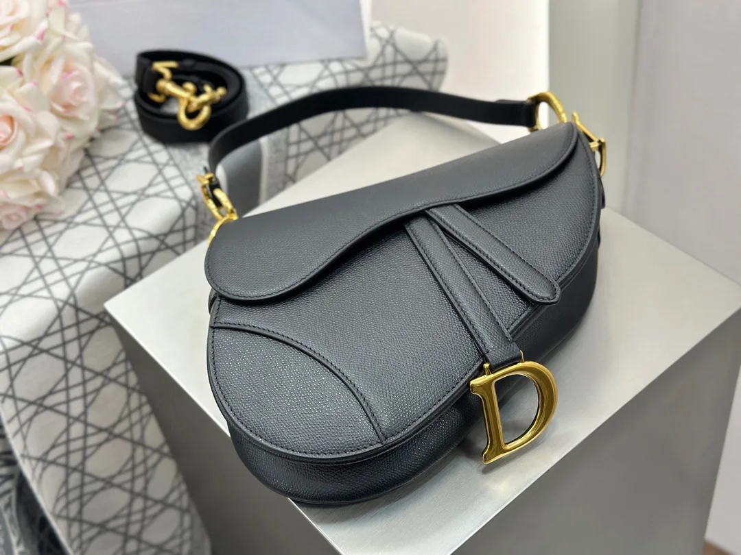 디올 미디엄 새들 스트랩 백 블랙