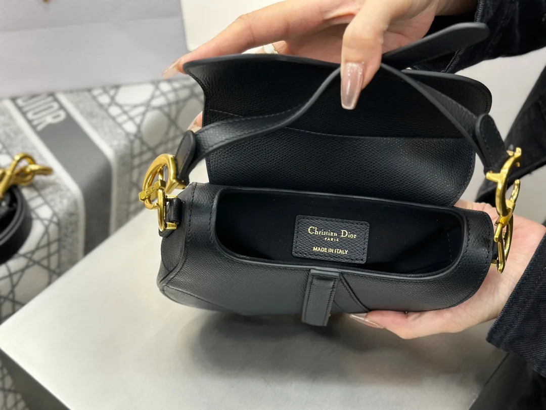 디올 스몰 새들 스트랩 백 블랙