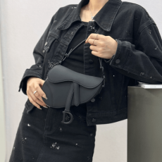 디올 스몰 새들 스트랩 백 울트라 매트 블랙