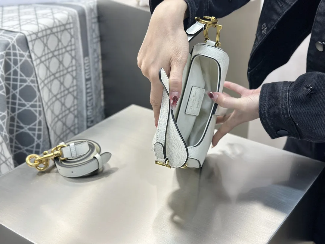 디올 스몰 새들 스트랩 백 라떼