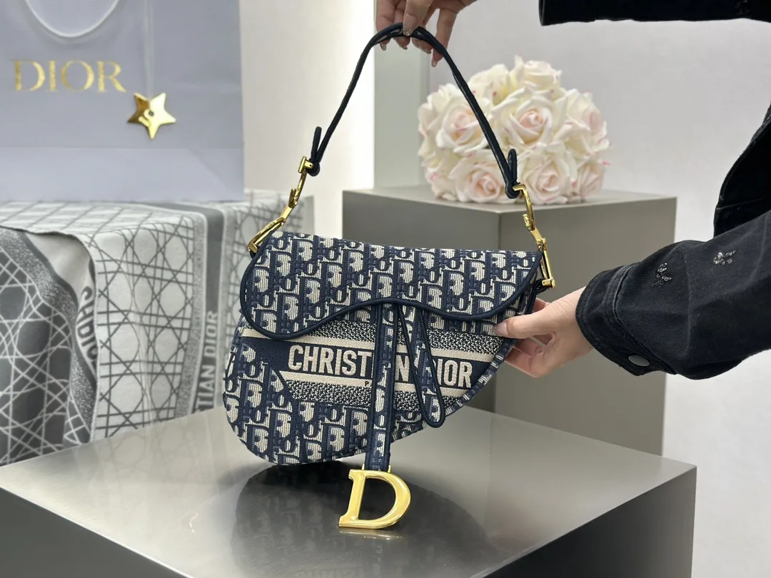 디올 미디엄 새들 스트랩 백 오블리크 자카드 패브릭