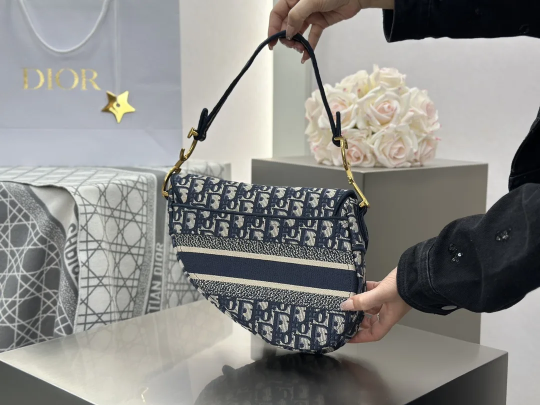 디올 미디엄 새들 스트랩 백 오블리크 자카드 패브릭