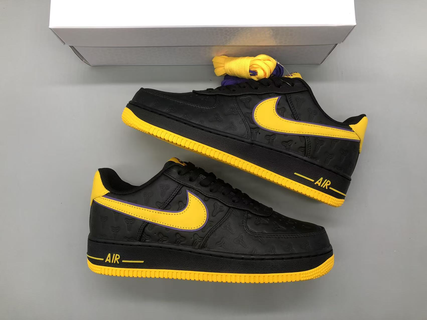 나이키 x 코비 에어포스 1 로우 QS 블랙 바시티 메이즈