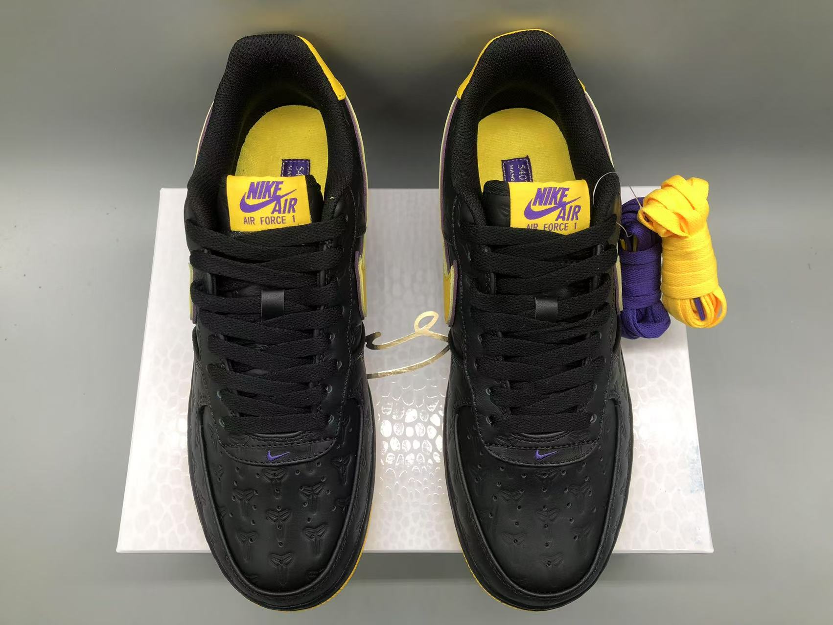 나이키 x 코비 에어포스 1 로우 QS 블랙 바시티 메이즈