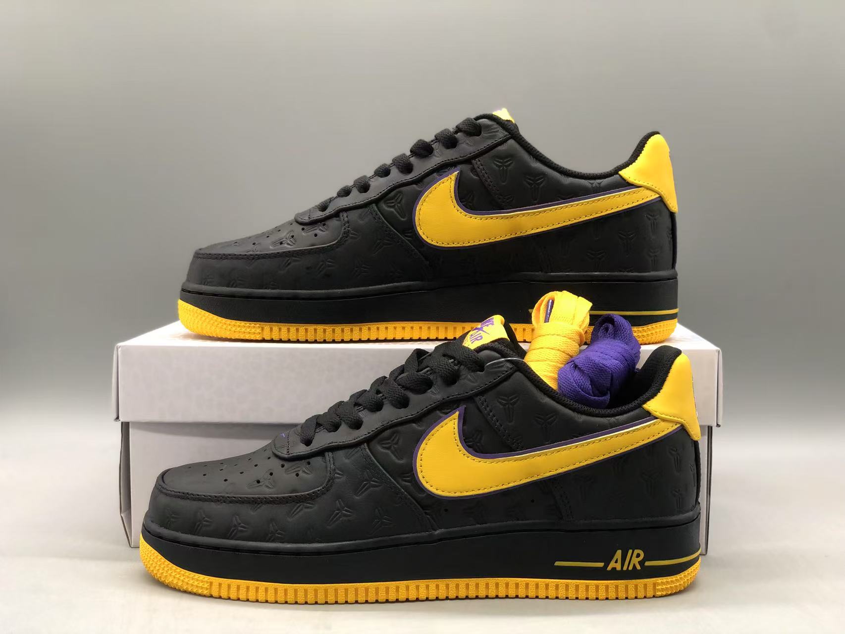 나이키 x 코비 에어포스 1 로우 QS 블랙 바시티 메이즈