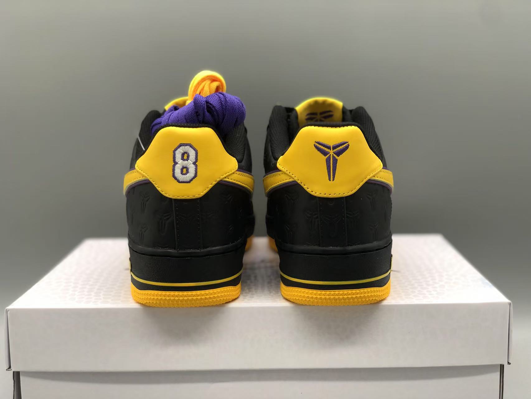 나이키 x 코비 에어포스 1 로우 QS 블랙 바시티 메이즈