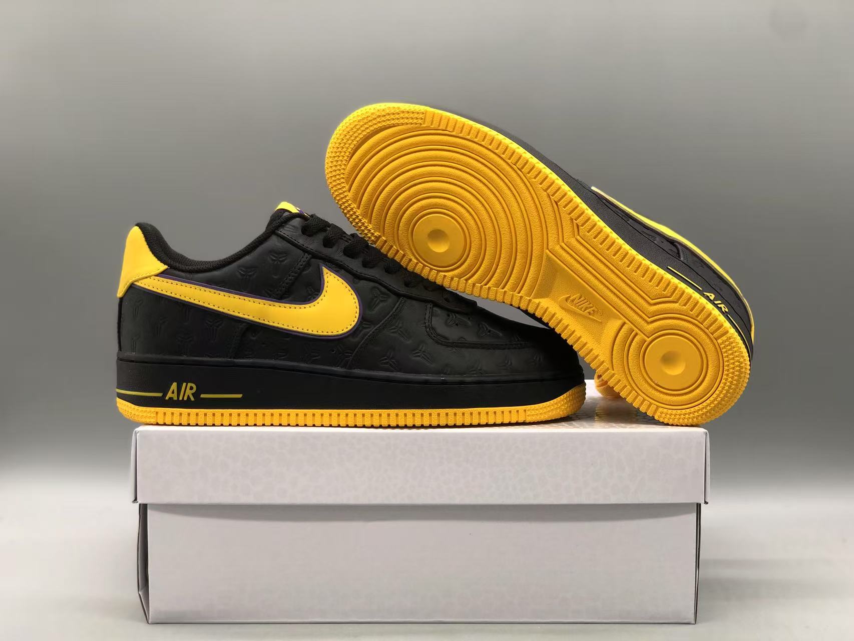 나이키 x 코비 에어포스 1 로우 QS 블랙 바시티 메이즈