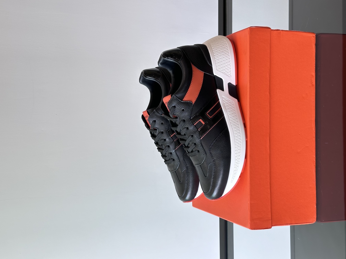 에르메스 휴고 스니커즈 블랙/오렌지