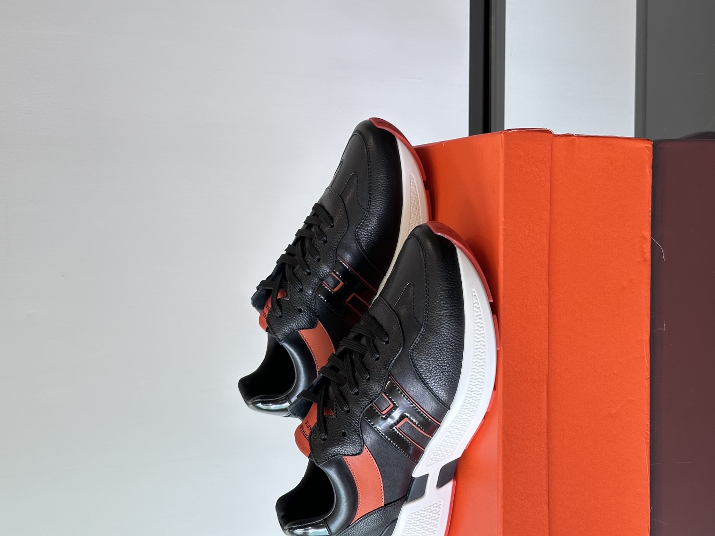 에르메스 휴고 스니커즈 블랙/오렌지