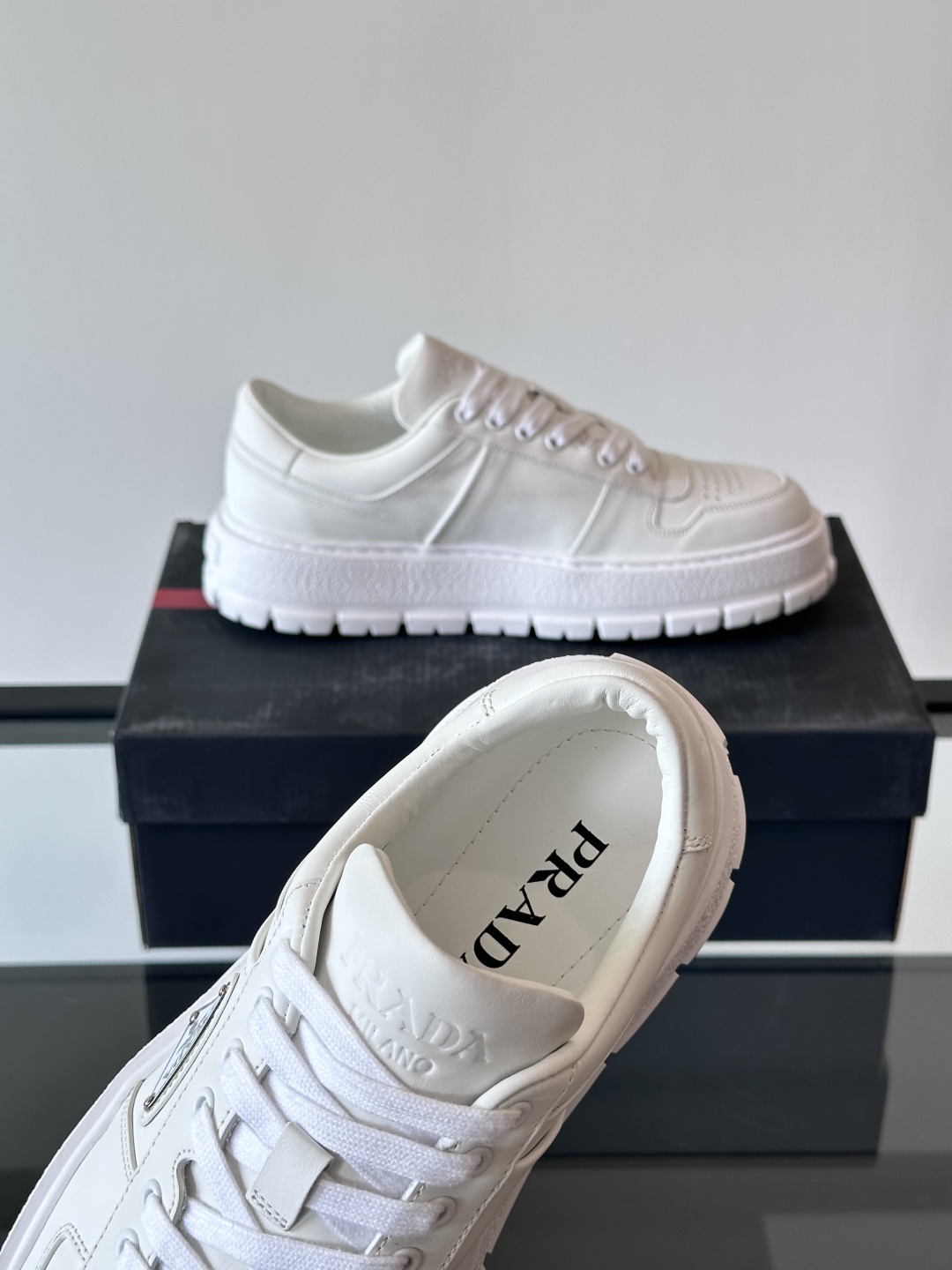프라다 패딩 나파 레더 레이스업 스니커즈 화이트