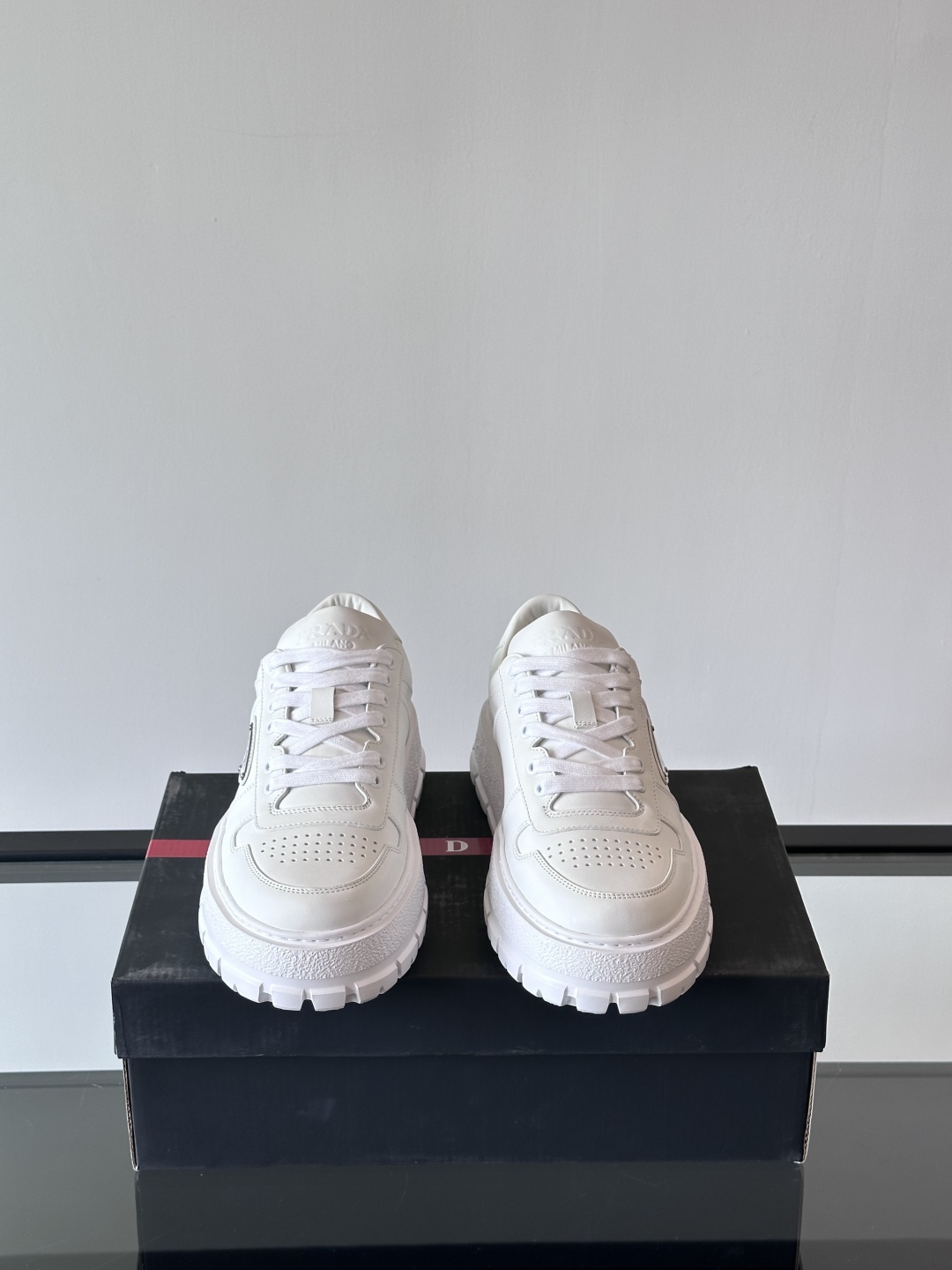 프라다 패딩 나파 레더 레이스업 스니커즈 화이트