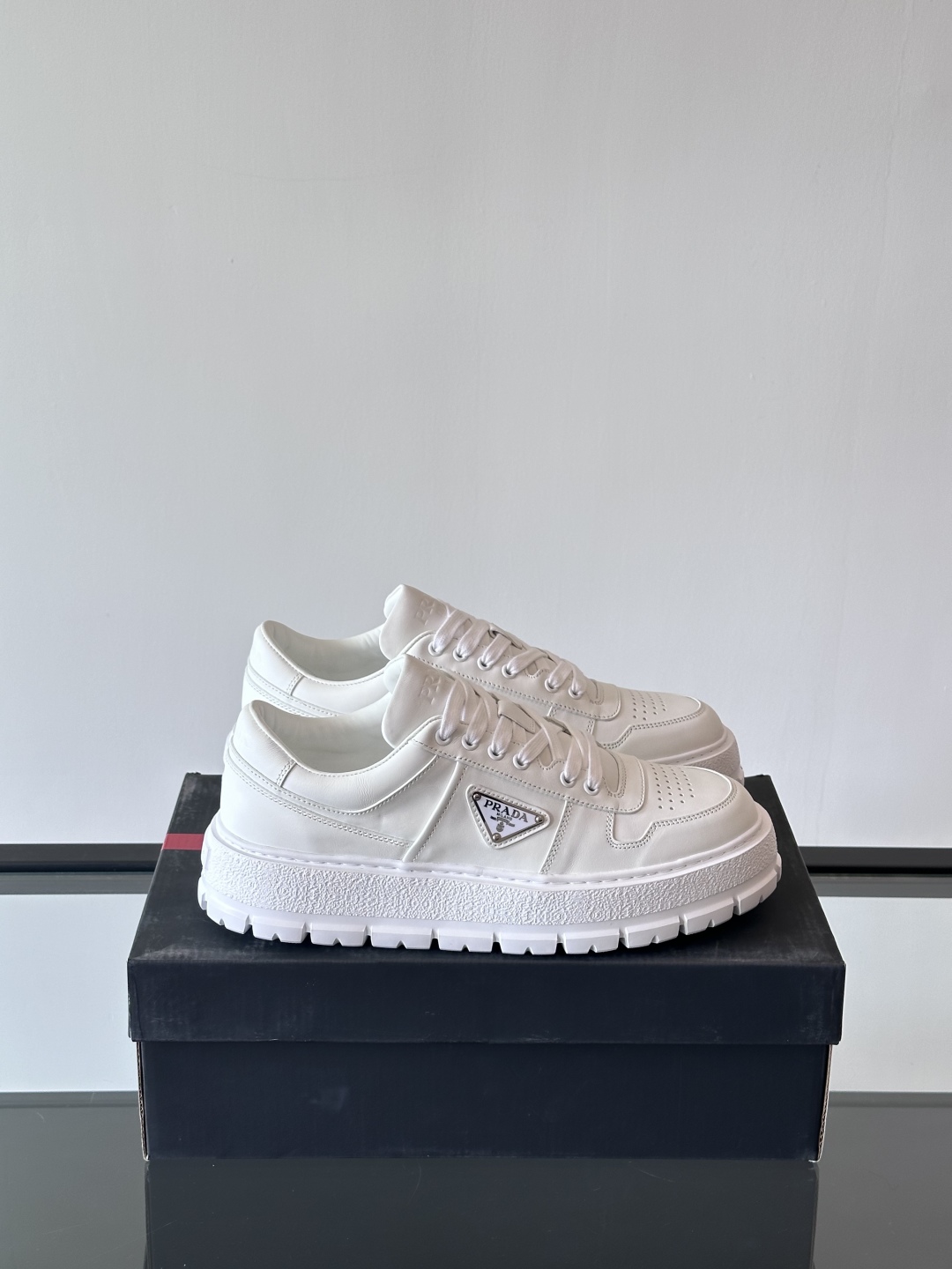 프라다 패딩 나파 레더 레이스업 스니커즈 화이트