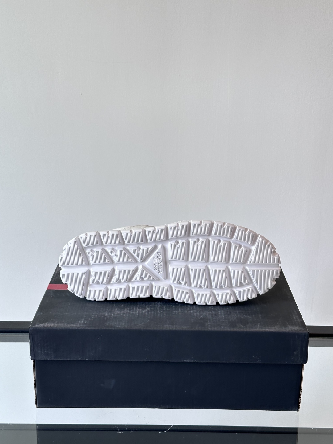 프라다 패딩 나파 레더 레이스업 스니커즈 화이트