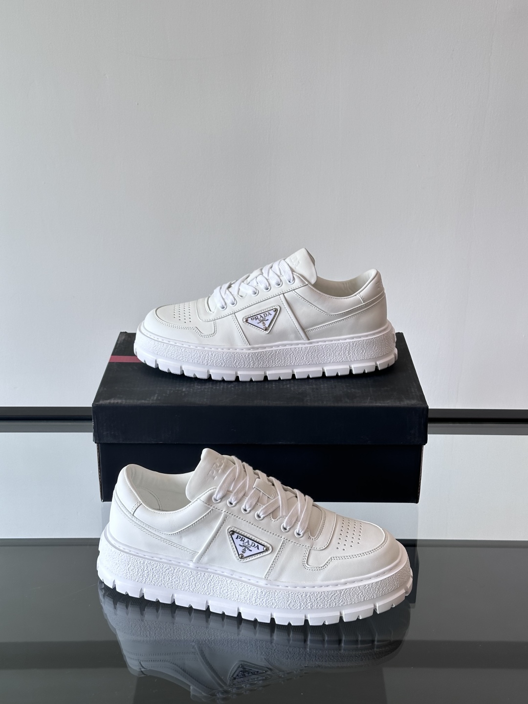 프라다 패딩 나파 레더 레이스업 스니커즈 화이트