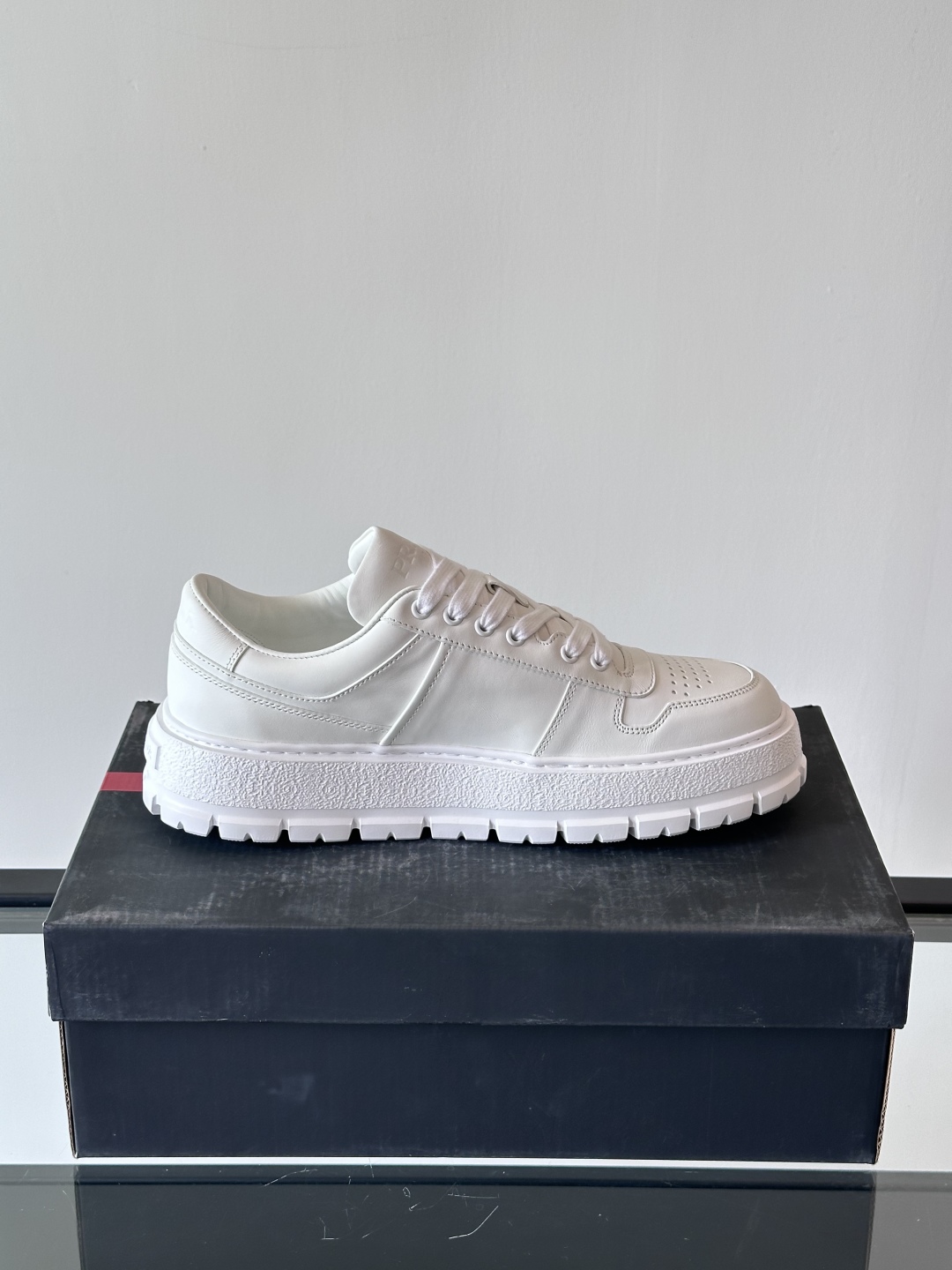 프라다 패딩 나파 레더 레이스업 스니커즈 화이트