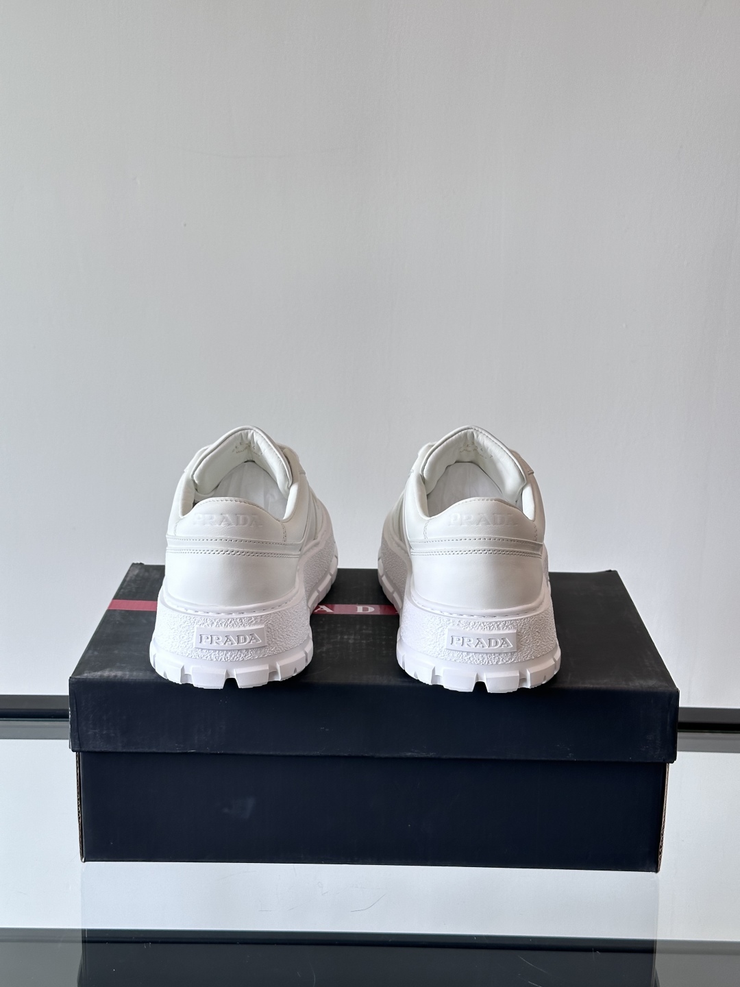 프라다 패딩 나파 레더 레이스업 스니커즈 화이트