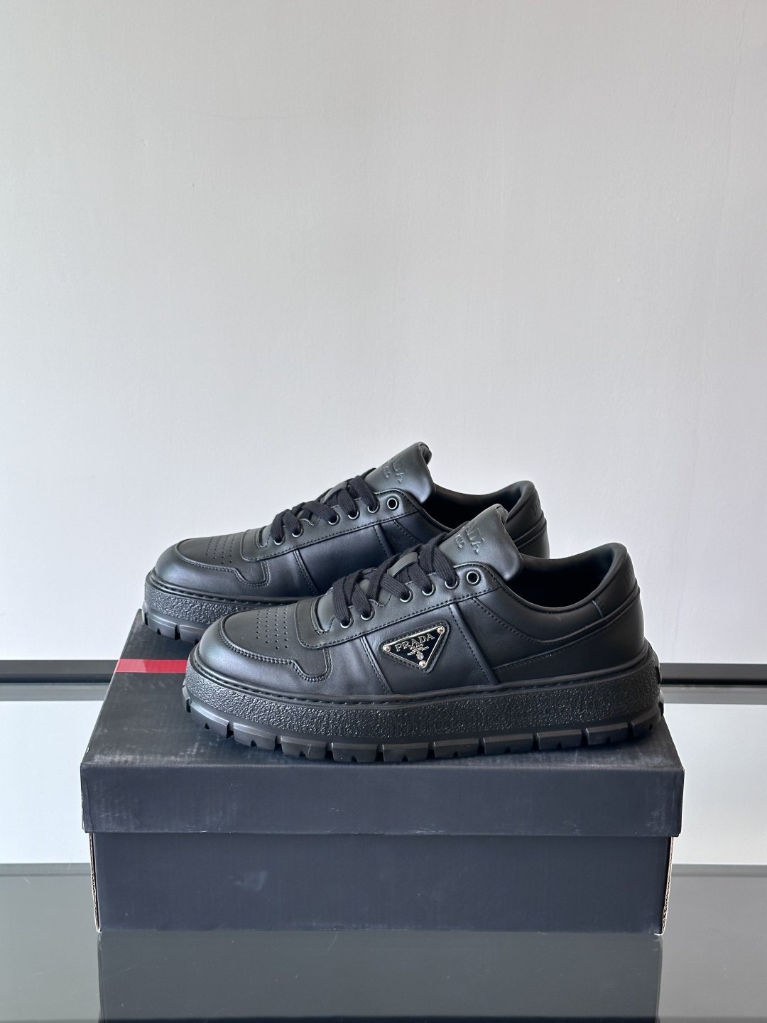 프라다 패딩 나파 레더 레이스업 스니커즈 블랙