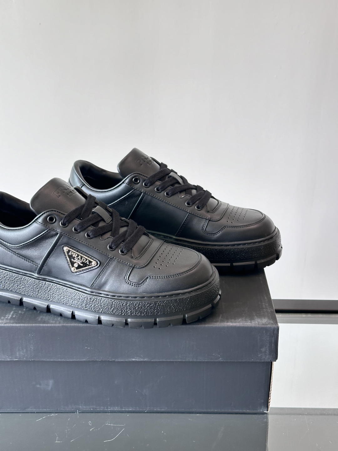 프라다 패딩 나파 레더 레이스업 스니커즈 블랙