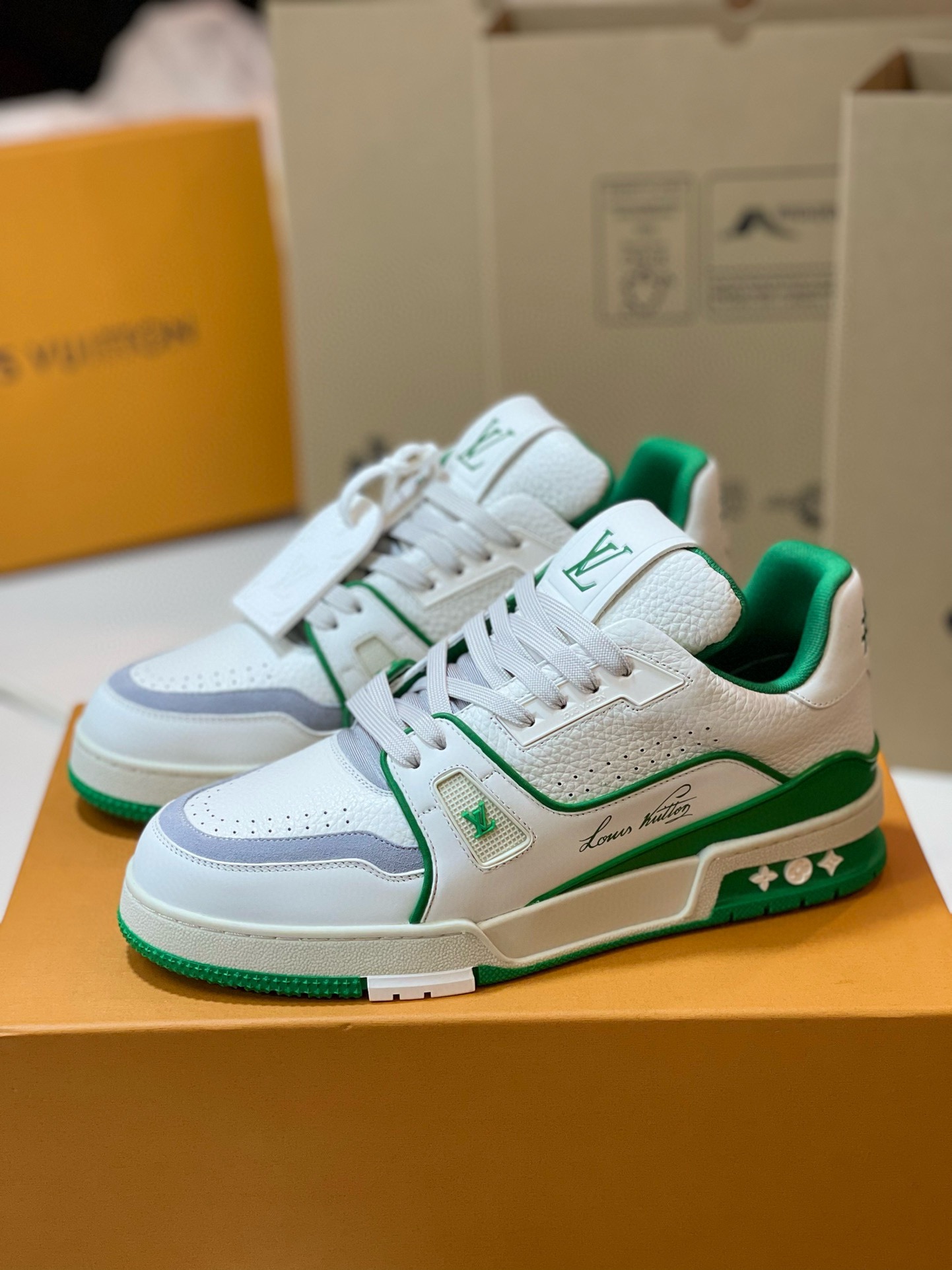 루이비통 LV 트레이너 스니커즈 화이트 그린