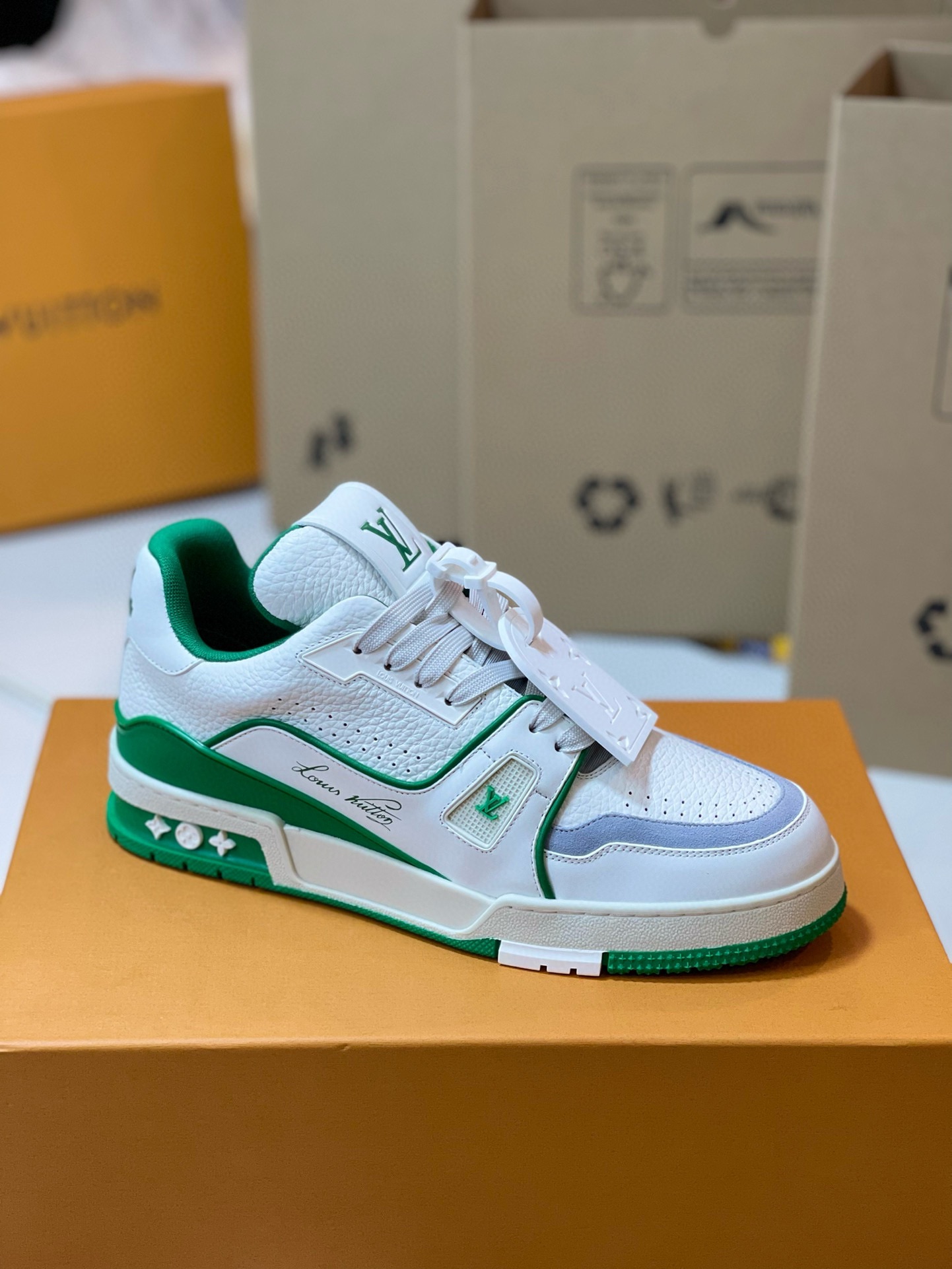 루이비통 LV 트레이너 스니커즈 화이트 그린